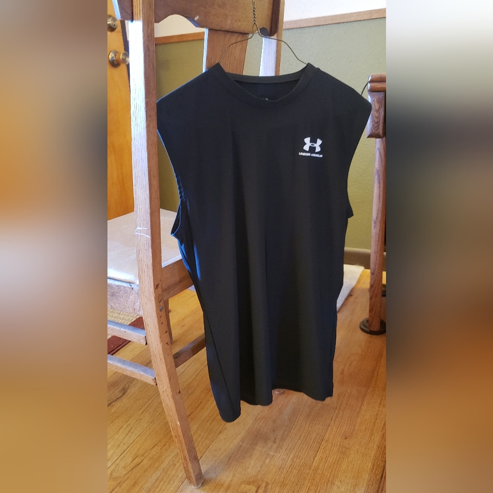 Sleeveless Black Under Armor BoysXL HeatGear